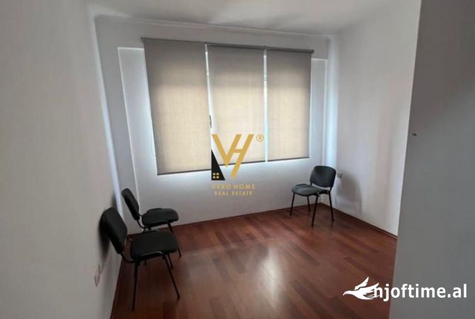 JEPET ZYRE 130 M2 ME QERA TE RRUGA 5 MAJI 1.200 EURO