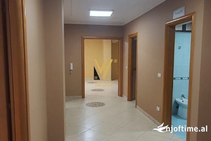 JEPET ZYRE 160 M2 ME QERA NE QENDER 1.300 EURO