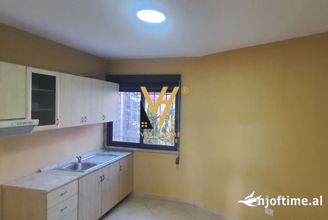 Ambient biznesi me qera 3+1 ne Tirane - 1,300 Euro
