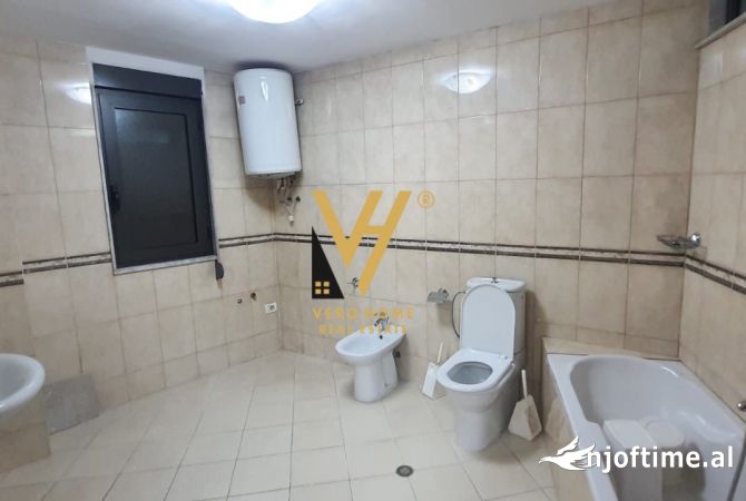 JEPET ZYRE 160 M2 ME QERA NE QENDER 1.300 EURO