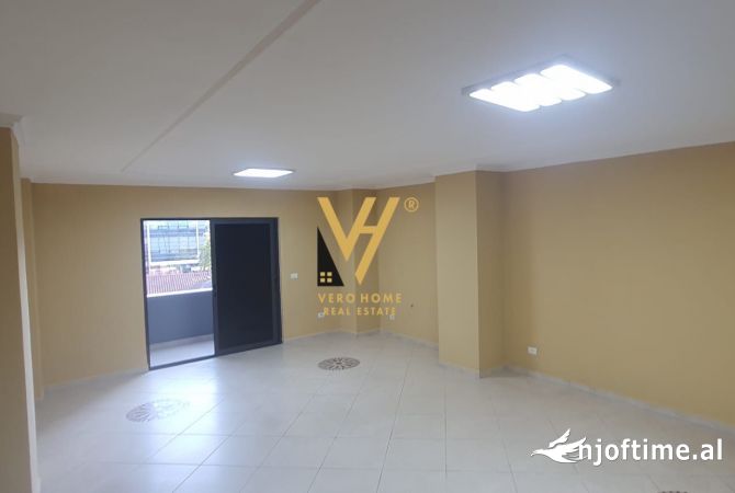 JEPET ZYRE 160 M2 ME QERA NE QENDER 1.300 EURO