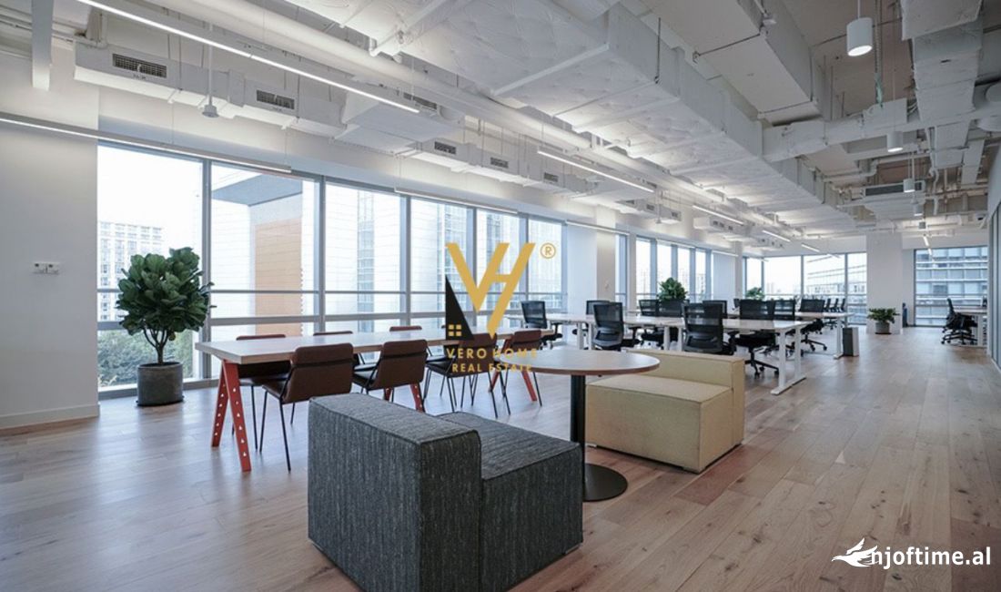 JEPET ZYRE 371 M2 ME QERA TE KOMPLEKSI USLUGA,STACIONI I TRENIT 2.500 EURO