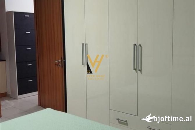 Shtepi me qera Papafingo(kati i catise) ne Tirane, 2+1, Mobilimi E mobiluar, Pagesa 550  Euro.