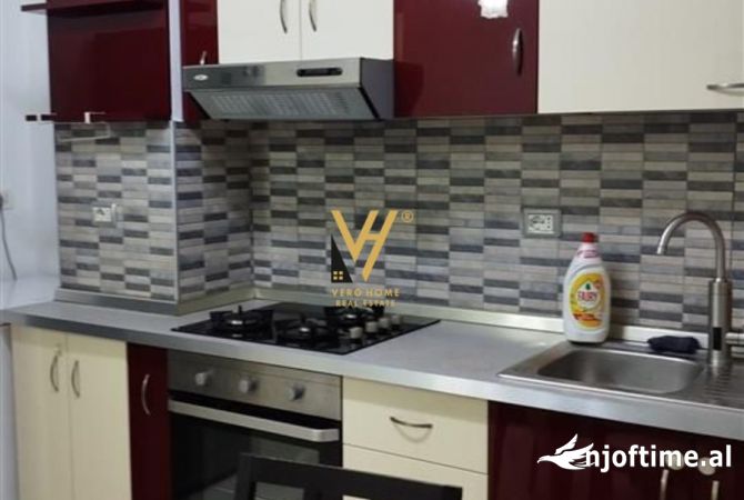 Shtepi me qera Papafingo(kati i catise) ne Tirane, 2+1, Mobilimi E mobiluar, Pagesa 550  Euro.