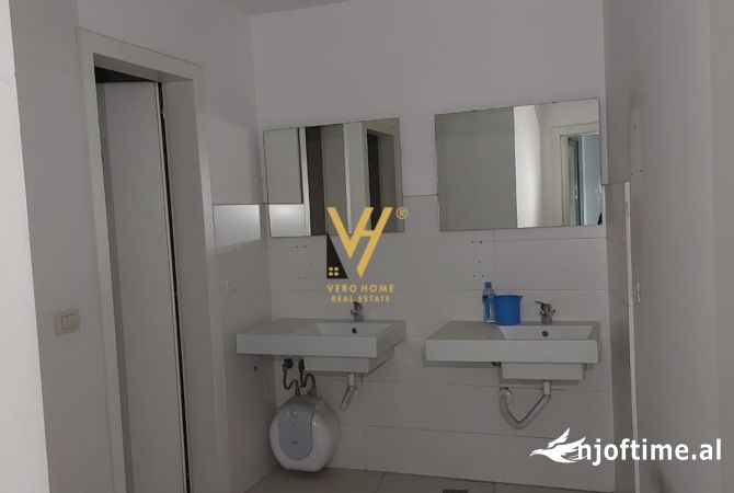 JEPET ZYRE 230 M2 ME QERA TE PALLATI ME SHIGJETA 2.800 EURO