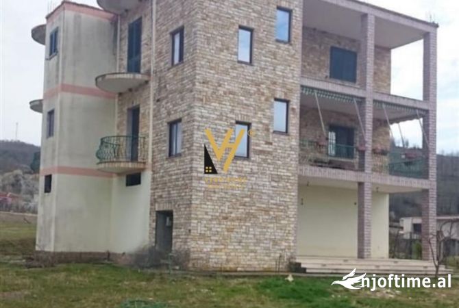 Shtepi ne shitje Shtepi Private ne Tirane, 3+1, Mobilimi Pjeserisht e mobiluar, Pagesa 250,000  Euro.