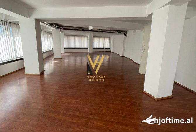 Ambient biznesi me qera 3+1 ne Tirane - 2,000 Euro