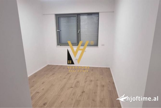 JEPET ZYRE 117M2 ME QERA TE BLLOKU 1.500 EURO