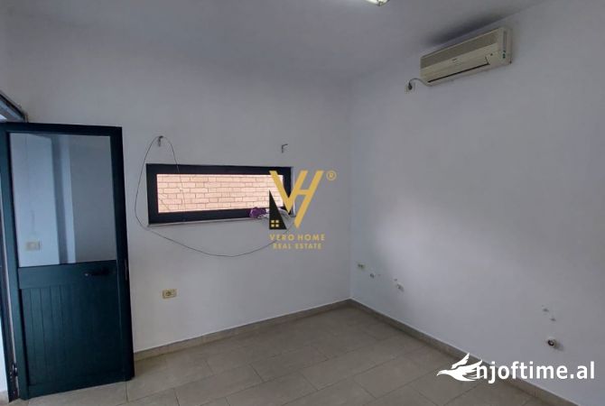 JEPET ZYRE 115 M2 ME QERA TE RRUGA BARDHYL 1.000 EURO