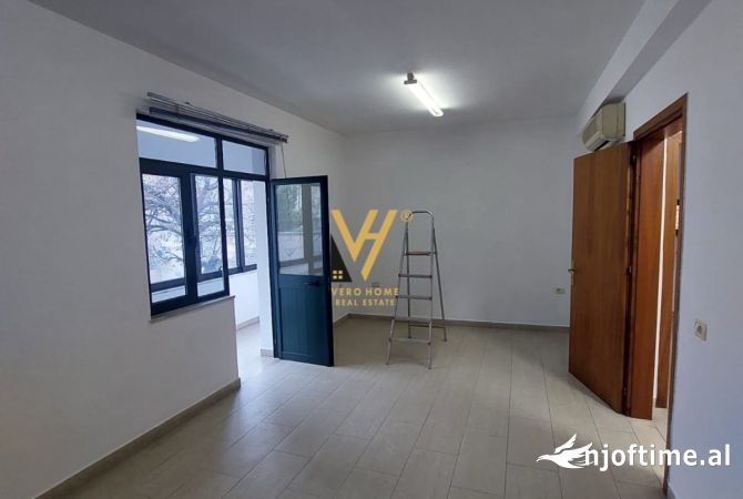 JEPET ZYRE 115 M2 ME QERA TE RRUGA BARDHYL 1.000 EURO