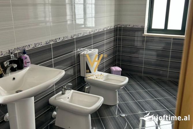 Shtepi me qera Vila Luksoze ne Tirane, 7+1, Mobilimi E mobiluar, Pagesa 3,000  Euro.