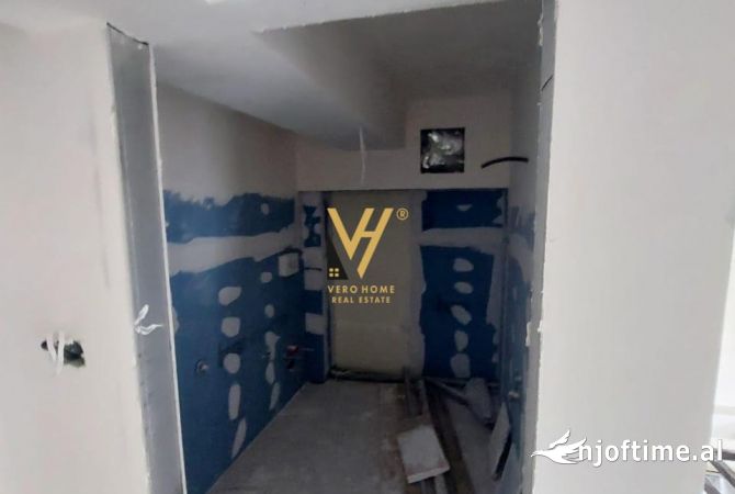 Shtepi ne shitje Apartament ne Tirane, 2+1, Mobilimi Bosh, pa mobiluar, Pagesa 204,000  Euro.