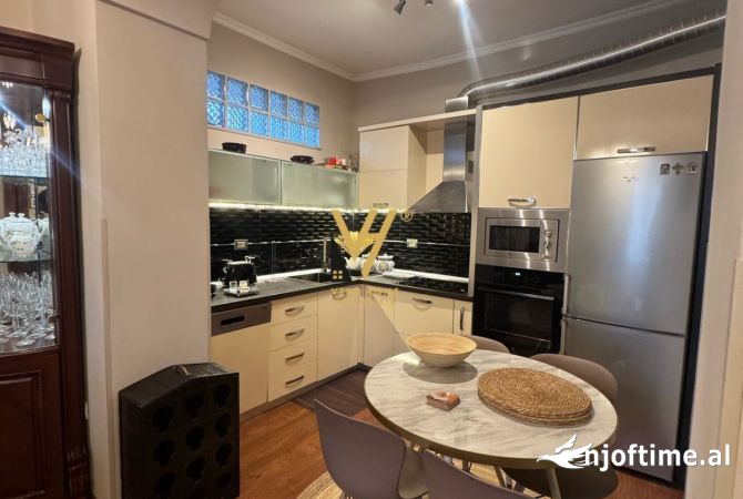 Shtepi ne shitje Apartament ne Tirane, 3+1, Mobilimi E mobiluar, Pagesa 320,000  Euro.