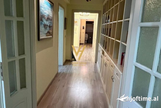 Shtepi me qera Apartament ne Tirane, 3+1, Mobilimi E mobiluar, Pagesa 1,000  Euro.