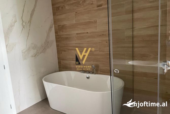 Shtepi me qera Apartament ne Vlore, 3+1, Mobilimi E mobiluar, Pagesa 2,500  Euro.