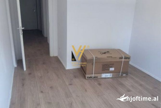 JEPET ZYRE 117 M2 ME QERA NE BLLOK 1.250 EURO