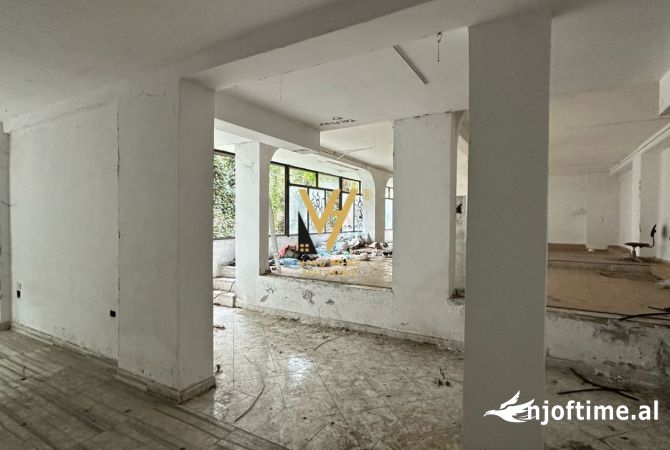 JEPET AMBJENT 700 M2 ME QERA TE RR.E ELBASANIT 5.000 EURO