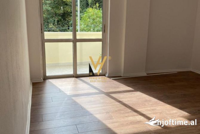 Ambient biznesi me qera 3+1 ne Tirane - 750 Euro