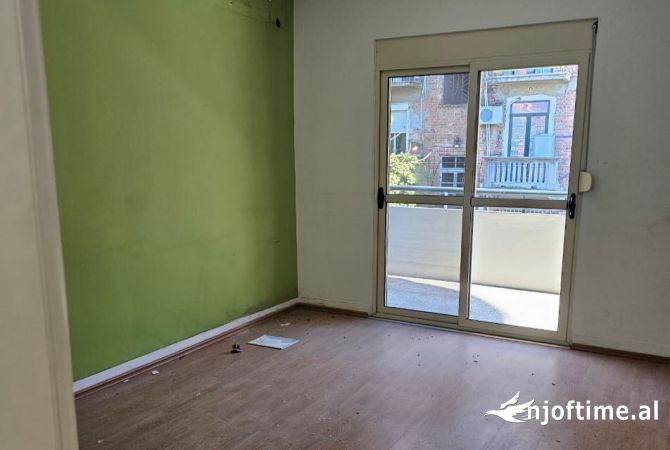 Ambient biznesi me qera 3+1 ne Tirane - 1,500 Euro