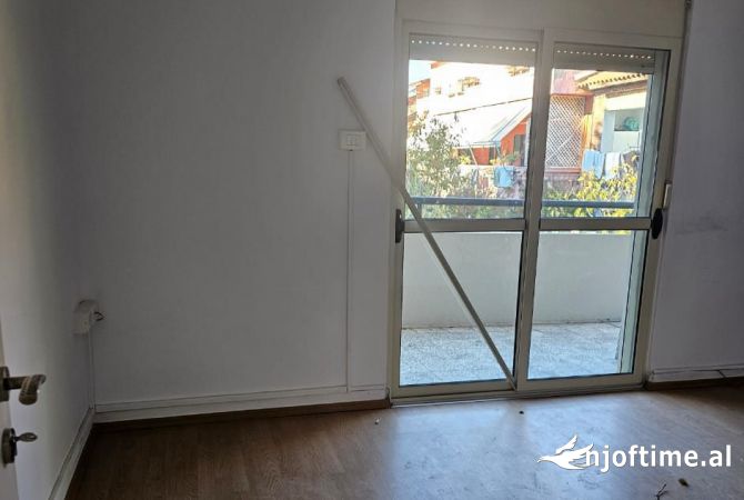JEPET AMBIENT BIZNESI 150 M2 ME QERA TE KOMUNA E PARISIT 1.500 EURO