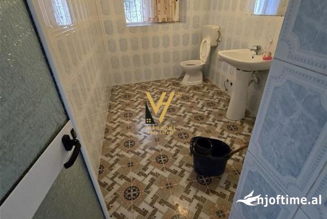 Ambient biznesi me qera 3+1 ne Tirane - 1,000 Euro