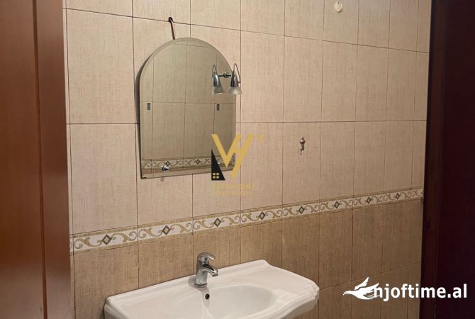 Shtepi me qera Apartament ne Tirane, 2+1, Mobilimi Bosh, pa mobiluar, Pagesa 50,000  Leke.