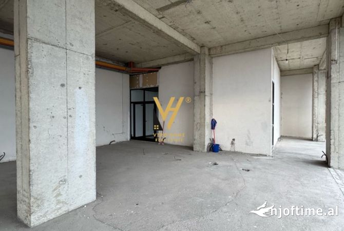 JEPET ZYRE 358 M2 ME QERA TE UNAZA E RE 2.000 EURO