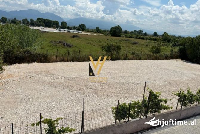Truall ose Toke  ne Tirane - 15,000 Euro