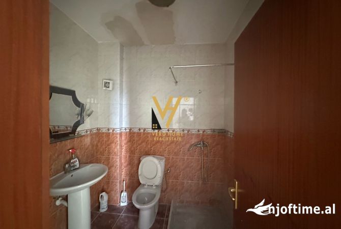 JEPET ZYRE 121M2 ME QERA TE ISH EKSPOZITA 800 EURO