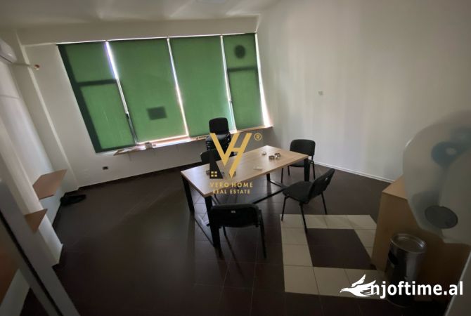 JEPET ZYRE 300 M2 ME QERA TE KOMUNA E PARISIT 2.850 EURO