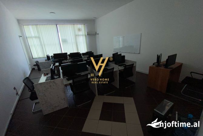 JEPET ZYRE 300 M2 ME QERA TE KOMUNA E PARISIT 2.850 EURO