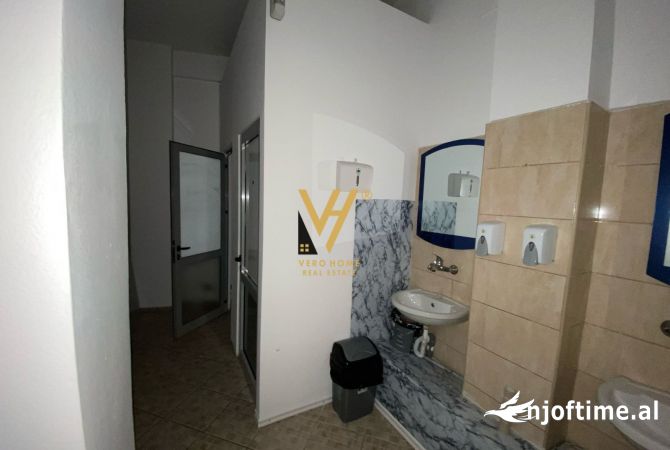 JEPET ZYRE 300 M2 ME QERA TE KOMUNA E PARISIT 2.850 EURO