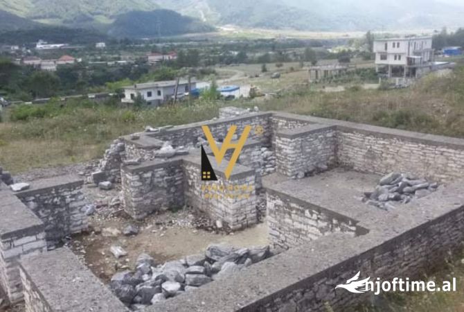 Truall ose Toke  ne Gjirokaster - 85,000 Euro