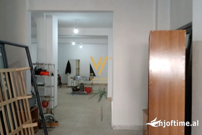 JEPET AMBIENT 140 M2 ME QERA TE TREGU ELEKTRIK 1.200 EURO