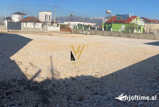 Truall ose Toke  ne Tirane - 700 Euro