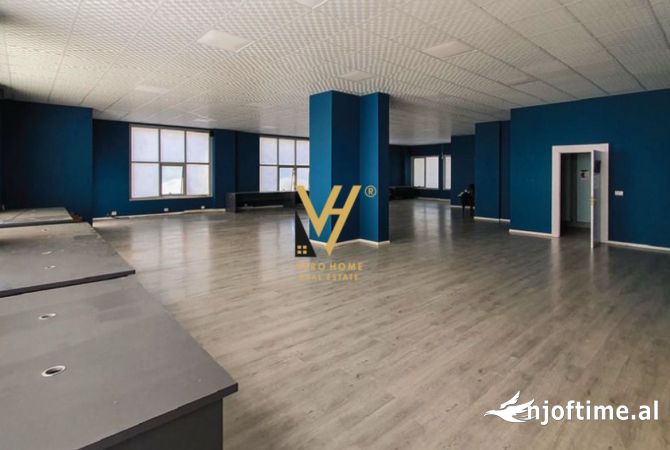 Ambiente Commerciale in Vendita 3+1 a Tirana - 622,000 Euro