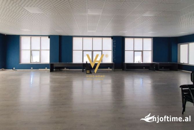 Ambiente Commerciale in Vendita 3+1 a Tirana - 622,000 Euro