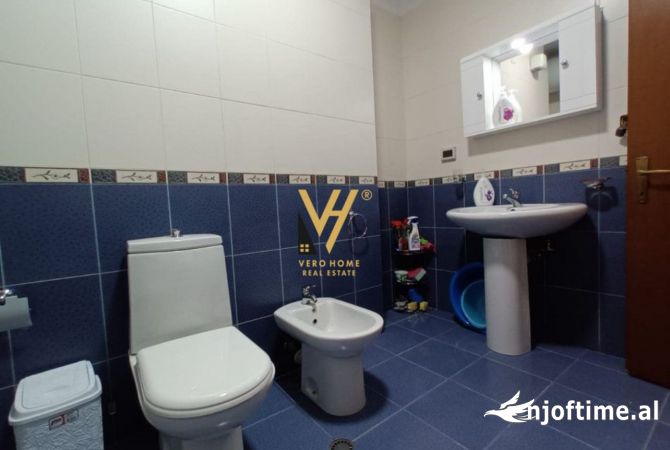 Shtepi me qera Apartament ne Tirane, 3+1, Mobilimi E mobiluar, Pagesa 700  Euro.