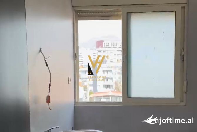 JEPET ZYRE 90M2 ME QERA TE KOMUNA E PARISIT 700 EURO