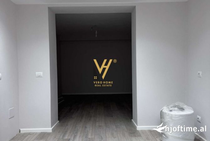 JEPET ZYRE 75M2 ME QERA TE RRUGA E ELBASANIT 2.000 EURO
