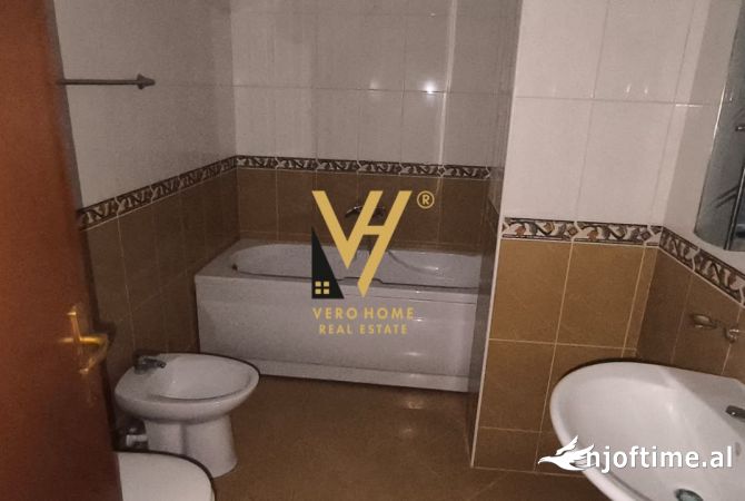 JEPET ZYRE 130 M2 ME QERA TE KOMUNA E PARISIT 1.200 EURO