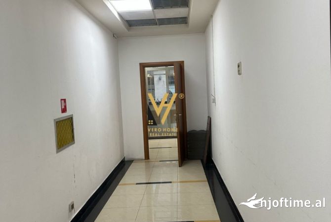 JEPET ZYRE 44M2 ME QERA TE RRUGA E BARRIKADAVE 600 EURO