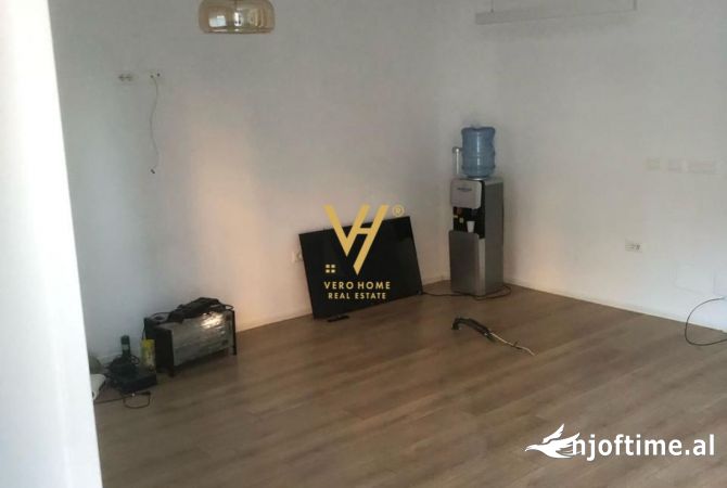 Shtepi me qera Shtepi Private ne Tirane, 7+1, Mobilimi Bosh, pa mobiluar, Pagesa 2,000  Euro.