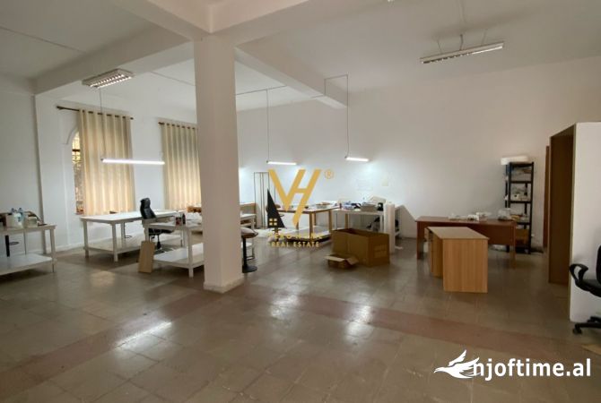 Ambient biznesi me qera 4+1 ne Tirane - 1,400 Euro