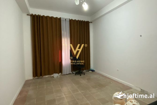 JEPET MAGAZINE 198 M2 ME QERA TE RRUGA BARRIKADAVE 1.400 EURO