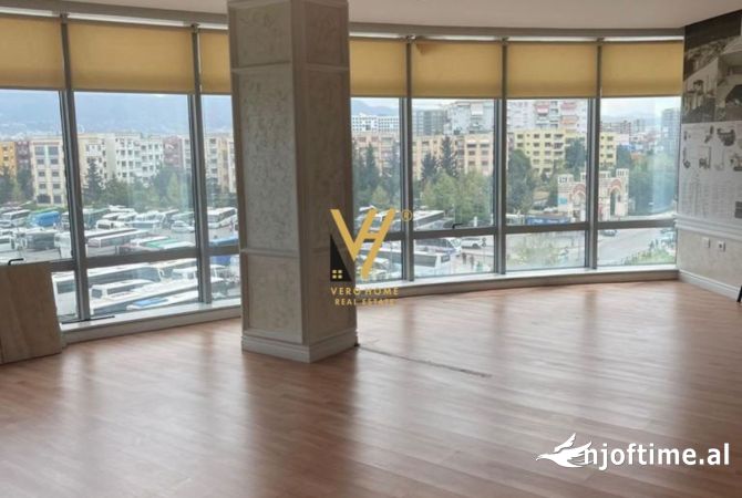 Ambient biznesi me qera 3+1 ne Tirane - 2,800 Euro