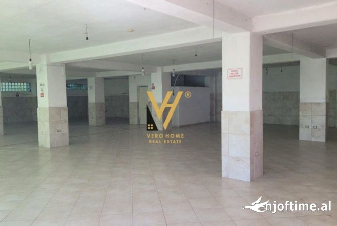 JEPET AMBIENT KOMERCIAL 400M2 ME QERA TE KODRA E PRIFTIT 1.600 EURO