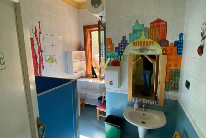 Shtepi me qera Shtepi Private ne Tirane, 5+1, Mobilimi Pjeserisht e mobiluar, Pagesa 5,000  Euro.