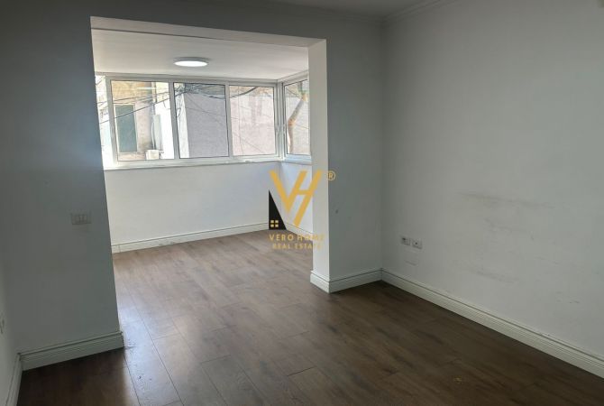 Ambient biznesi me qera 3+1 ne Tirane - 1,000 Euro