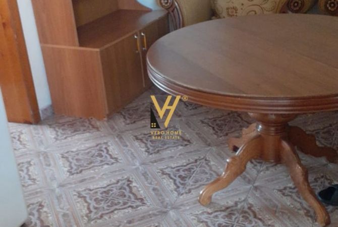 Shtepi me qera Papafingo(kati i catise) ne Tirane, 3+1, Mobilimi E mobiluar, Pagesa 70,000  Leke.